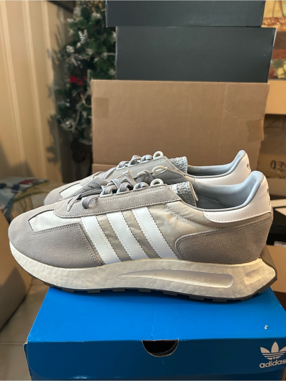 Men’s Adidas Men's Retro Runner Sneakers, size 13